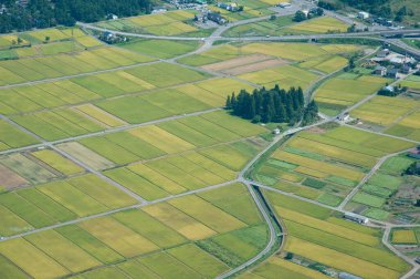 Otoyolun yakınındaki yeşil çayırların havadan görünüşü