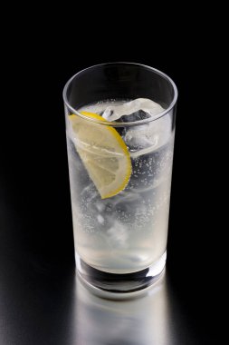 Bir bardak buzlu ve limonlu cin tonik.