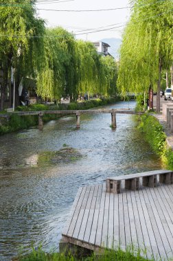 Şehir parkındaki nehrin üzerindeki güzel köprü manzarası