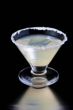 Koyu arkaplanda cam karışımının yakın plan görüntüsü       