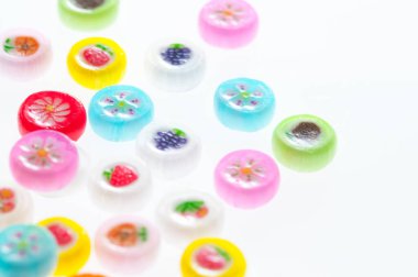 Beyaz arka plan üzerinde izole tatlı şekerler