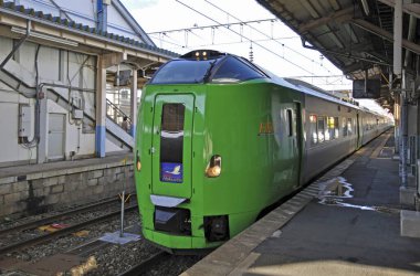 Japonya 'da tren, toplu taşıma manzarası