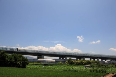 Mavi gökyüzüyle dağlarda demiryolu köprüsü