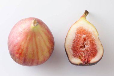 Beyaz arka planda taze incir