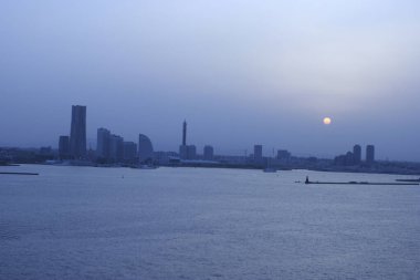 Akşamları Sumida Nehri kıyısındaki modern binaların karışımı Tokyolar