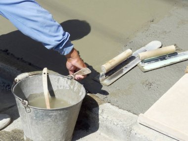 Yeni konut binasında kaldırım için beton