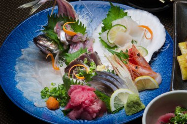 Masadaki lezzetli yiyeceklerin yakın plan görüntüsü