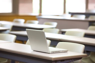 boş modern sınıf ve masaüstü bilgisayarı