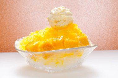 Kasede mangolu tatlı dondurma.
