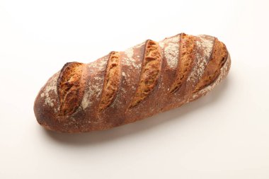 Beyaz zemin üzerinde taze pişmiş geleneksel ekmek.