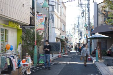 Yaya trafiği Tokyo caddesinde dolup taşıyor