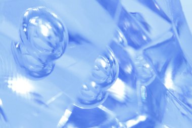 Parlak kristallerle soyut mavi ve açık arkaplan             