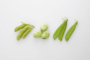 Beyaz arkaplanda yeşil fasulyeler izole
