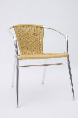 Beyaz arka planda izole edilmiş metal sandalyeli modern koltuk