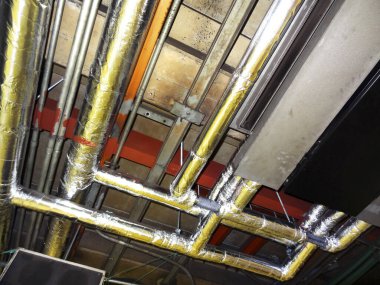 Endüstriyel sanayi enerji santralinde bulunan ekipman, tüpler ve borular.