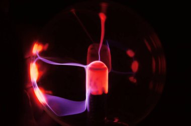 Karanlıkta parlak arkaplan ile soyut ışık