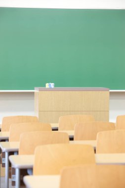 boş sınıf interneti yeşil karatahtayla