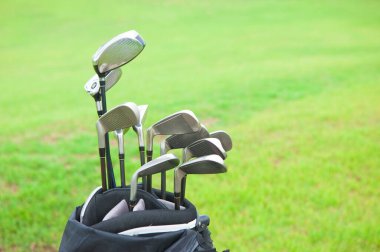 Yeşil çimlerde golf sopaları