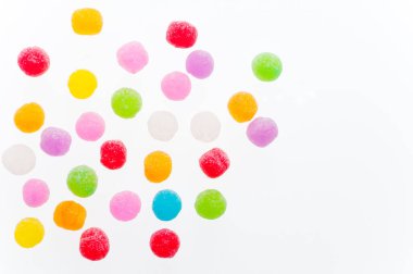 Beyaz arka plan üzerinde renkli tatlı şekerler