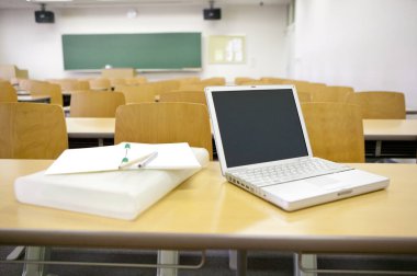 boş modern sınıf ve masaüstü bilgisayarı