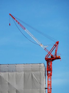 İnşaat vinci ve bina