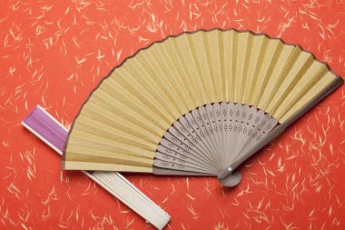 Kırmızı arka planda Japon geleneksel hayranlarının yakın plan görüntüsü 