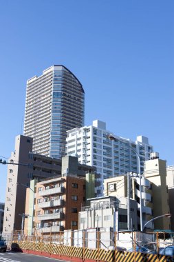 Mavi gökyüzü üzerinde modern şehrin gökdelenleri 