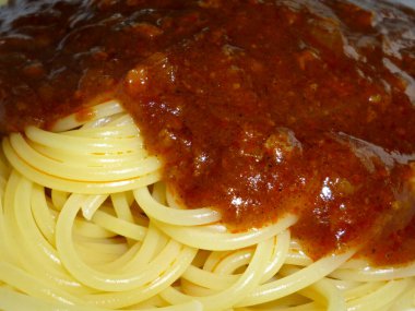 Domates soslu spagetti, manzarayı kapat.