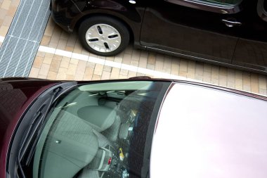 Modern şehir sokağında arabaların park yeri