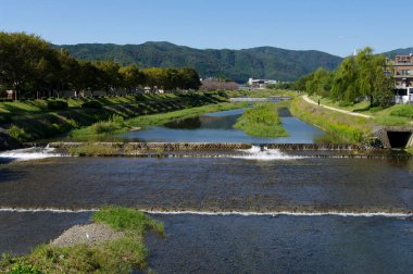 Nehir dağ köyünden akıyor.
