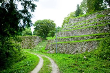 Yeşil şehir parkında taş merdivenler