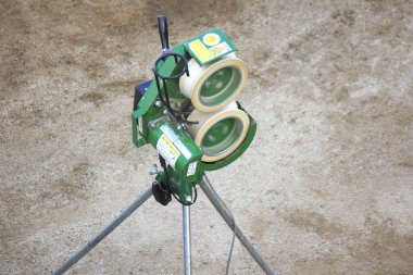 Üç ayağı üzerinde iki ışığı olan yeşil makine.