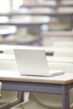 Sınıftaki masadaki modern dizüstü bilgisayarın yakın görüntüsü.      