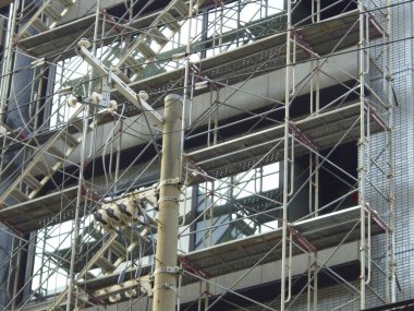 Şehirdeki inşaat alanının yarısı bitmiş.