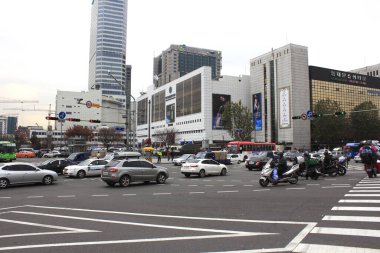 Binalar dik tırmanıyor, parlak Japon şehrinde dikey genişleme ihtiyacını gözler önüne seriyor..