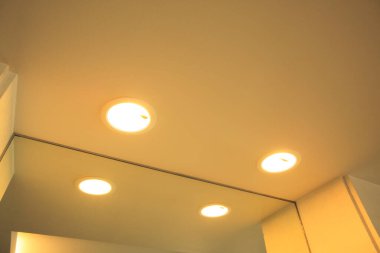 Tavan lambaları banyoda ayna yakıyor.