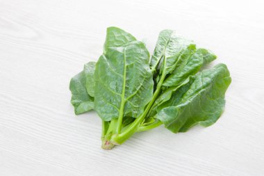 Açık arkaplanda taze yeşil organik yapraklı sebzelerin yakın plan görüntüsü        