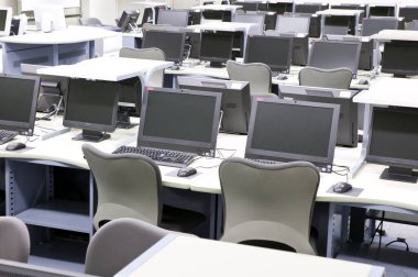 Sınıfta bilgisayar olan boş okul sınıfı