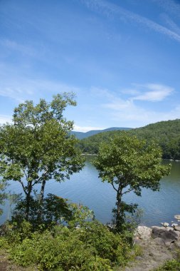 Dağlardaki güzel göl manzarası