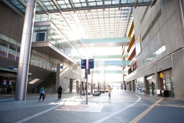 Japonya, Osaka 'daki metro istasyonundaki insanlar. 