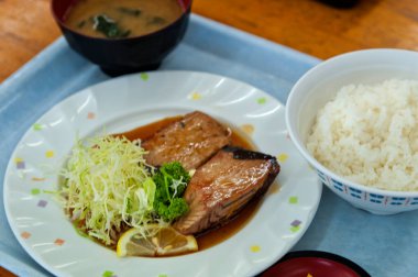 Kızarmış balık ve pilav.