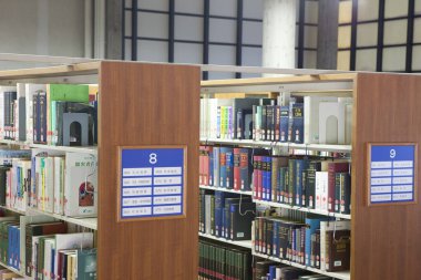 Üniversite kütüphanesi içi kitap rafları ve mobilyalarla dolu