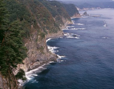 Sabahları güzel kayalık deniz manzarası      