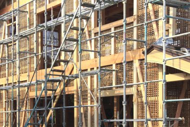 İnşaat halindeki binanın iskelesi.