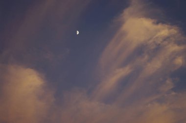 Ay ve bulutlar güzel karanlık gökyüzünde akşam vakti