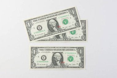 Dolar banknotları beyaz arkaplanı kapatır 