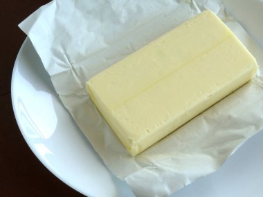 Beyaz kağıtta tereyağı, yakın görünüm