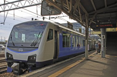 Şehirdeki tren istasyonunda. 