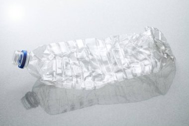 Parçalanmış plastik şişe beyaz arka planda