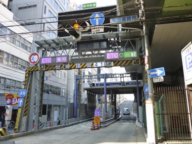 Tokyo sokaklarındaki kentsel trafiğin perspektifi.